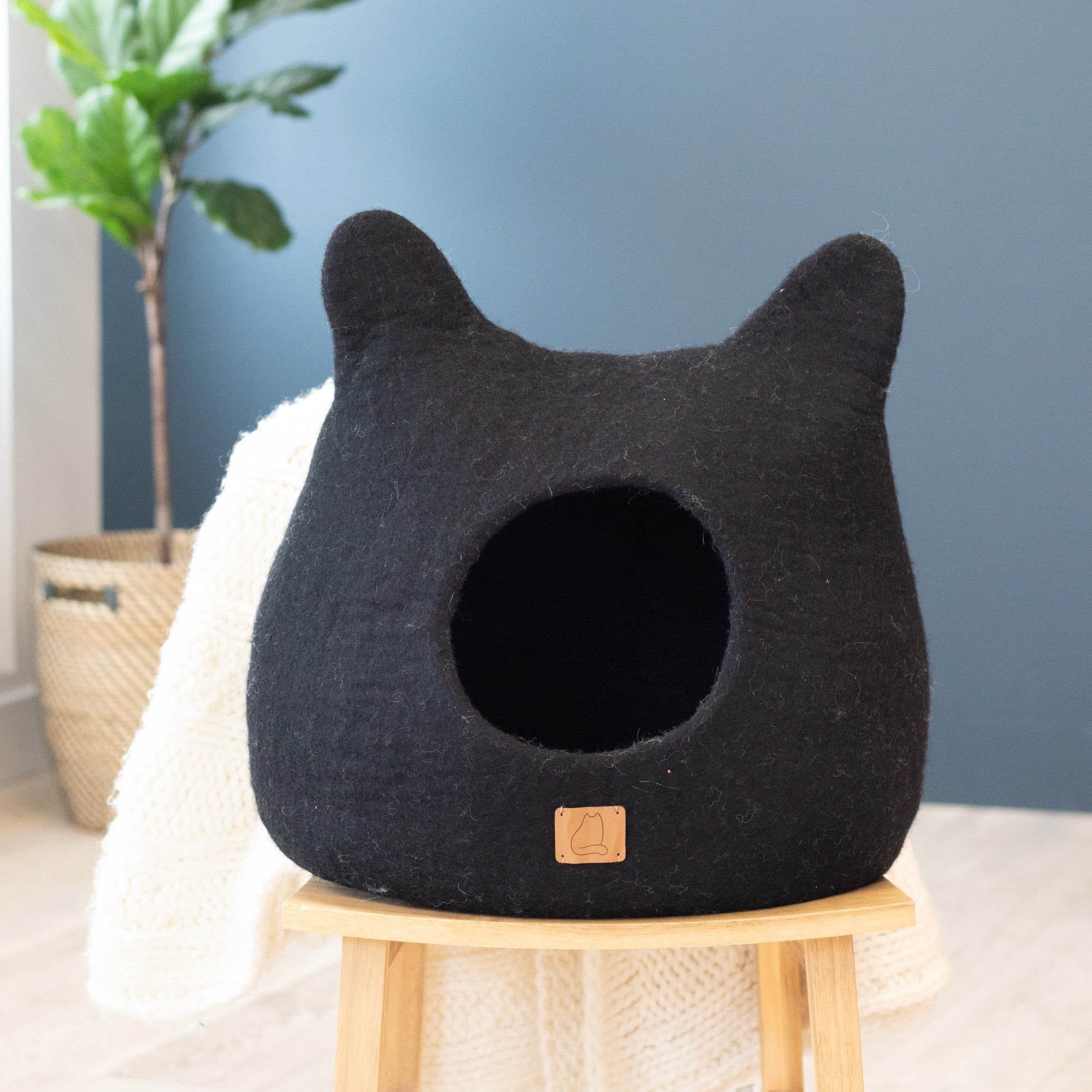 Main Night Black | Ear Style Cave image